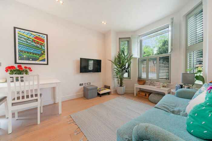 2 Bedroom Flat To Rent In Culverden Road, SW12