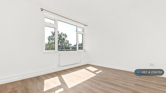 3 Bedroom Flat To Rent In Park Farm Close, London, N2