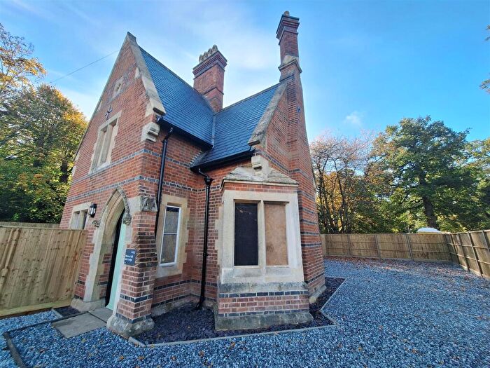 2 Bedroom Detached House To Rent In Gate Lodge, RG6