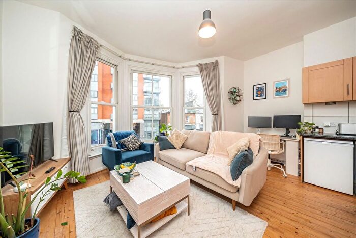 1 Bedroom Flat For Sale In Upper Richmond Road, Putney, SW15
