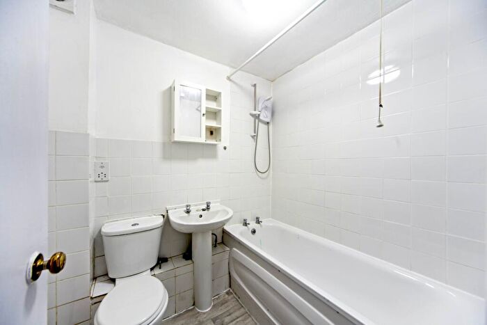 Flat To Rent In Fairbairn Close, CR8