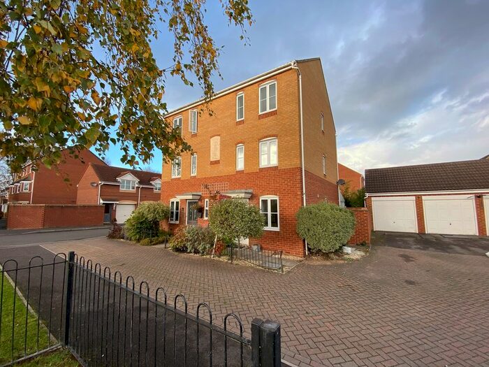 4 Bedroom Semi-Detached House To Rent In Severn Drive, Taunton, TA1