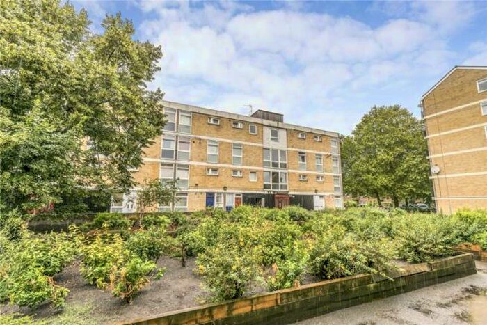 3 Bedroom Flat To Rent In Tomlinson Close, London, E2