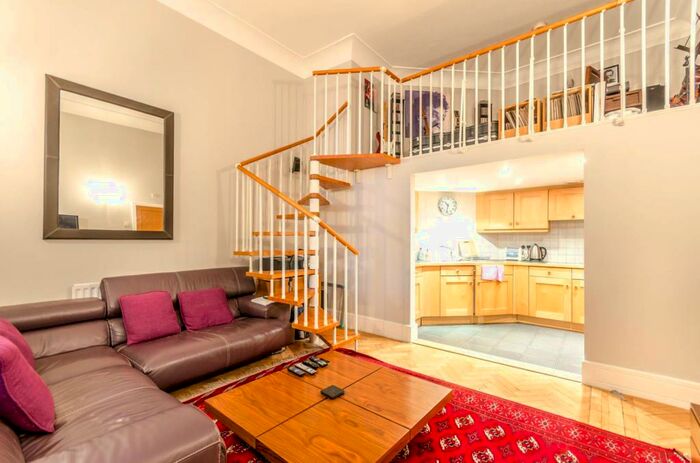 2 Bedroom Flat To Rent In Rosebery Avenue, Finsbury, London, EC1R