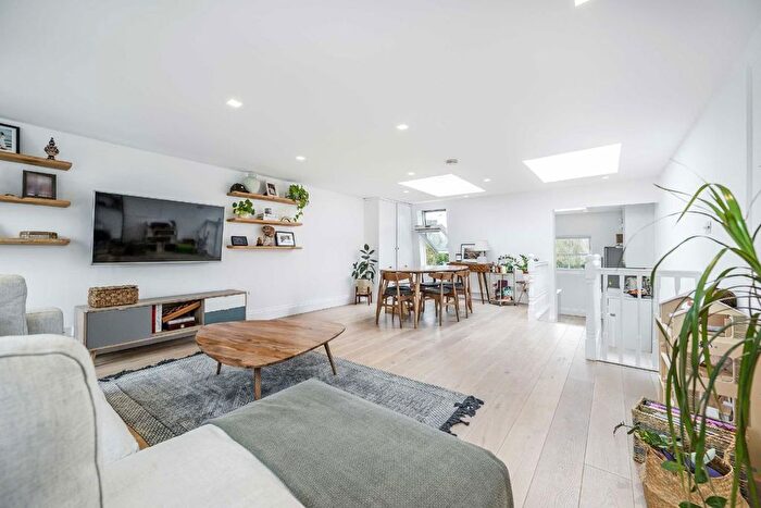 3 Bedroom Flat To Rent In Stephendale Road, London, SW6