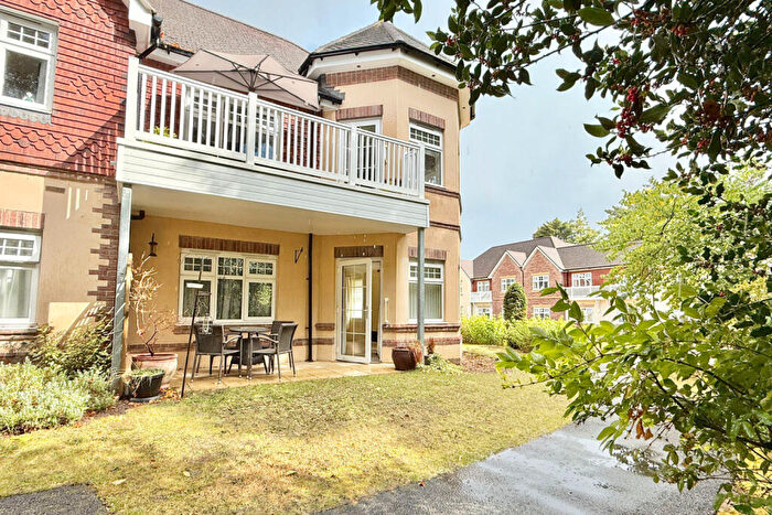 2 Bedroom Flat For Sale In St. Ives Place, BH24