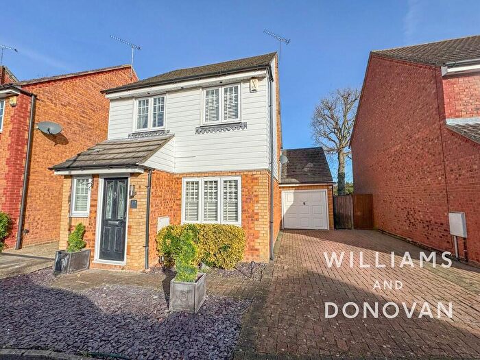 3 Bedroom Detached House For Sale In Falcon Close, Rayleigh, SS6