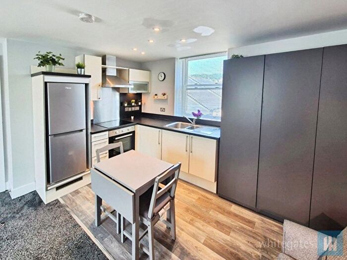 1 Bedroom Flat To Rent In Textile Street, Dewsbury, West Yorkshire, WF13