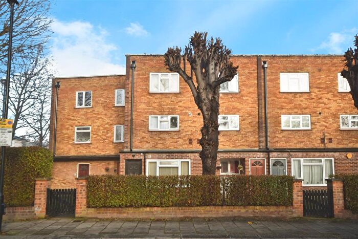 1 Bedroom Maisonette For Sale In Clifden Road, Brentford, TW8