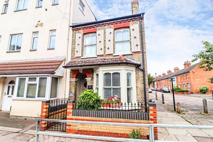 2 Bedroom Semi-Detached House For Sale In Roff Avenue, Bedford, MK41