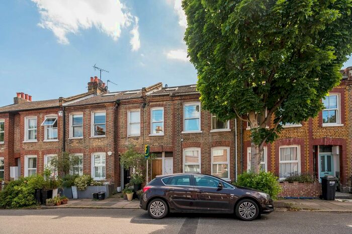 3 Bedroom Flat To Rent In Crimsworth Road, Vauxhall, London, SW8