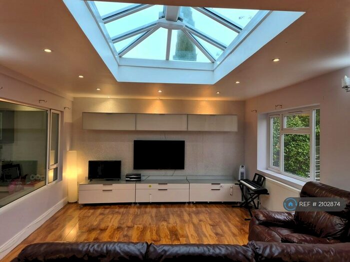 3 Bedroom Bungalow To Rent In Oakley Park, Bexley, DA5