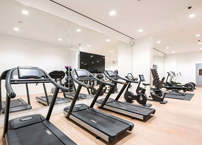 2 Bedroom Flat To Rent In Buckingham Palace Road, London, SW1W