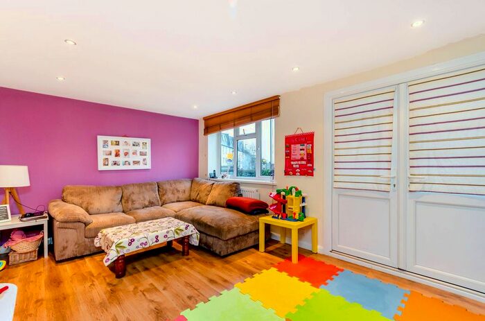 2 Bedroom Flat To Rent In Lebanon Gardens, Wandsworth, London, SW18