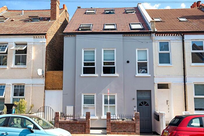 2 Bedroom Flat For Sale In Gilbey Road, Tooting, London, SW17
