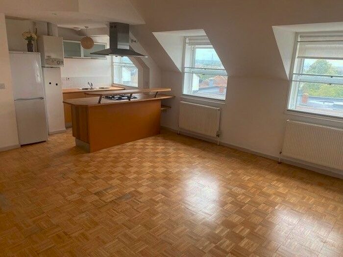 1 Bedroom Flat To Rent In Central Road, Worcester Park, KT4