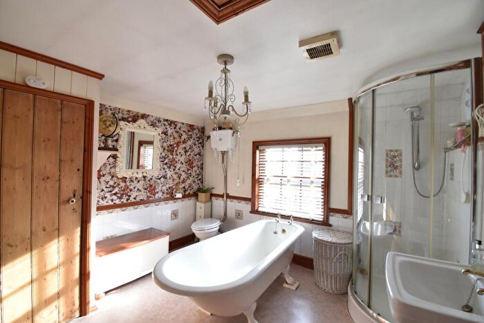 1 Bedroom Cottage For Sale In Headcorn Road, Platts Heath, ME17