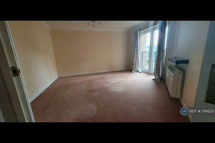 2 Bedroom Flat To Rent In Clarendon Way, Colchester, CO1