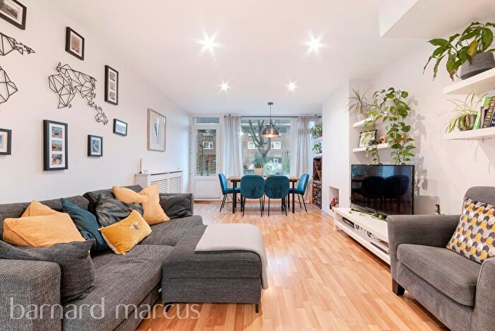 2 Bedroom Flat To Rent In Alberta Estate, London, SE17