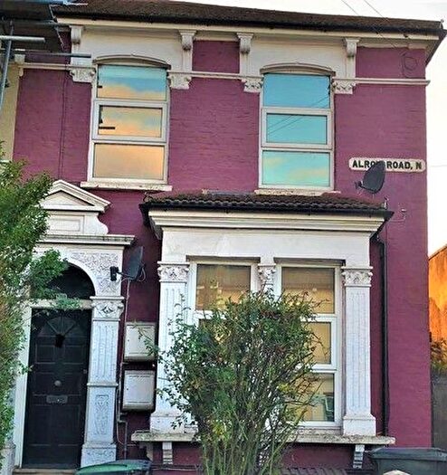 Studio To Rent In Alroy Road, London, N4