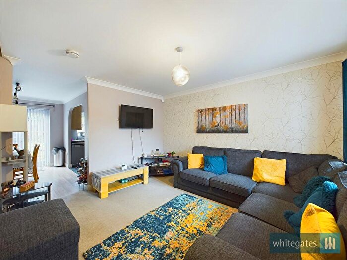 3 Bedroom Town House For Sale In Frogmoor Avenue, Bradford, West Yorkshire, BD12