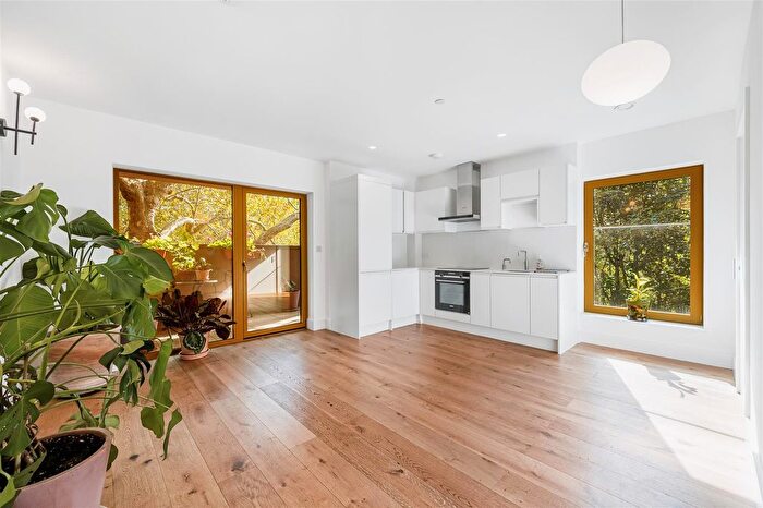 1 Bedroom Flat For Sale In The Sidings, East Churchfield Road, London, W3