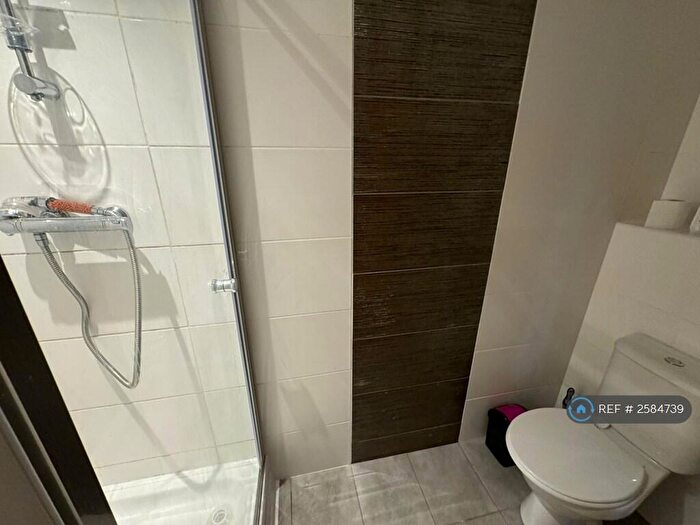 2 Bedroom Flat To Rent In Benbow Street, Sale, M33