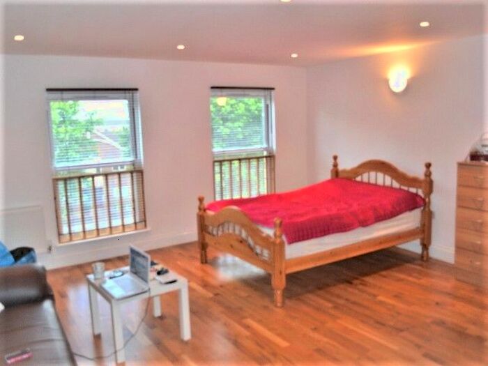 Studio To Rent In Victory Road Mews, London, SW19