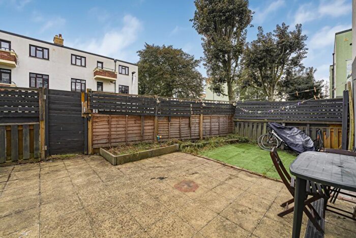 3 Bedroom Flat For Sale In Fairlawn Court, SE7
