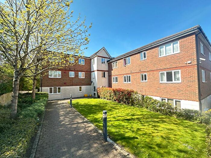 3 Bedroom Apartment To Rent In Treetop Close, Luton, Bedfordshire, LU2