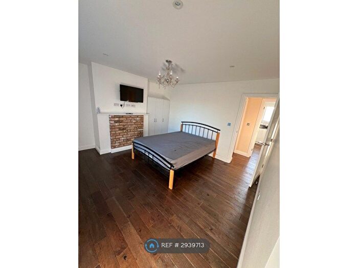 3 Bedroom Flat To Rent In Tempsford Avenue, Borehamwood, WD6