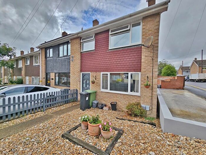 3 Bedroom End Of Terrace House For Sale In Farmlea Road, Watersedge Park, PO6