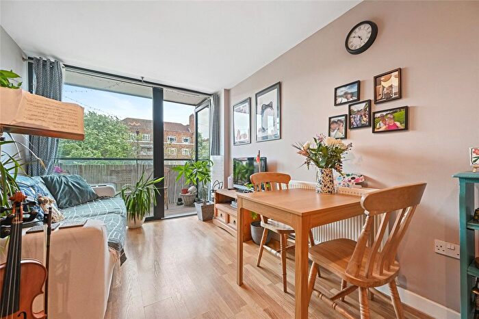 1 Bedroom Flat To Rent In Cranston Court, Bloemfontein Road, London, W12