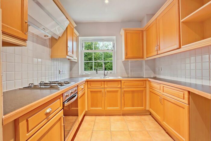 2 Bedroom Flat For Sale In Portsmouth Rd, Milford, GU8