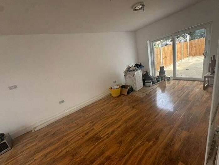 3 Bedroom Terraced House To Rent In Oakley Road, Luton, LU4