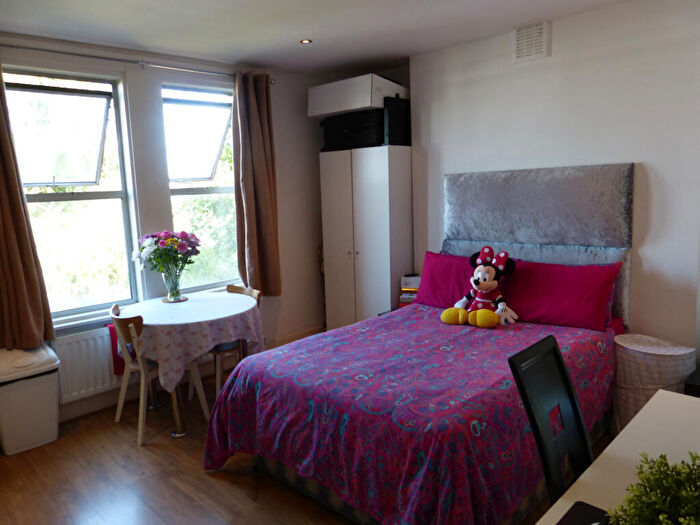 Studio To Rent In B Finchley Road, NW11
