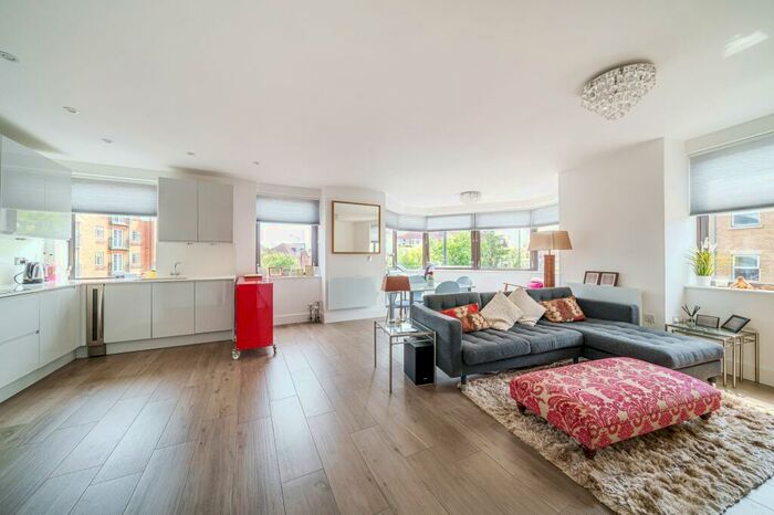 2 Bedroom Apartment For Sale In St. Leonards Road, Windsor, SL4