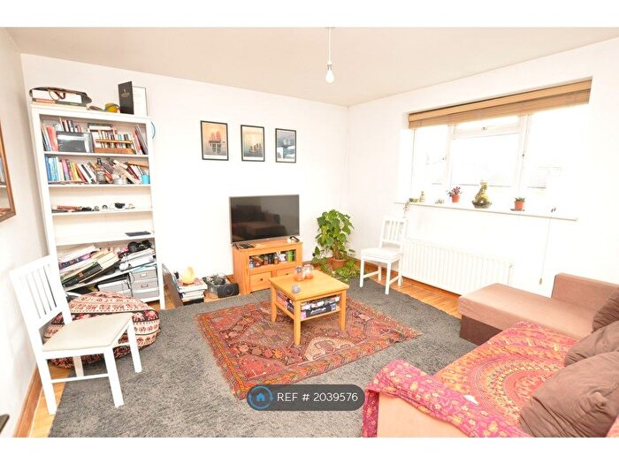1 Bedroom Flat To Rent In Woodbank, London, N4