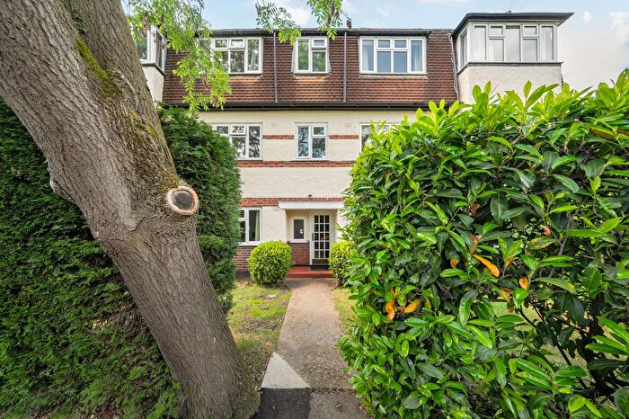 2 Bedroom Flat For Sale In Lancaster Close, Kingston Upon Thames, KT2