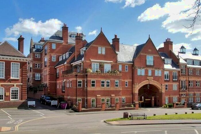 3 Bedroom Flat To Rent In Post Office Square, London Road, Tunbridge Wells, Kent, TN1