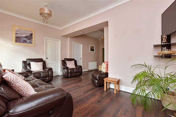 4 Bedroom Detached House For Sale In Osmond Gardens, Wallington, Surrey, SM6