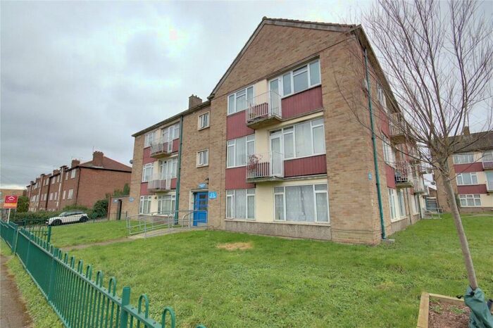3 Bedroom Flat To Rent In Hoe Lane, Enfield, Greater London, EN3