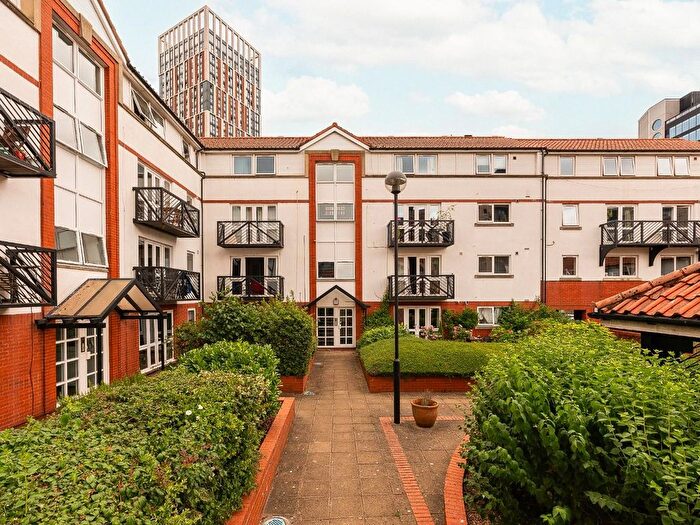 2 Bedroom Flat For Sale In Queen Street, St. Philips, BS2 - Photo 2