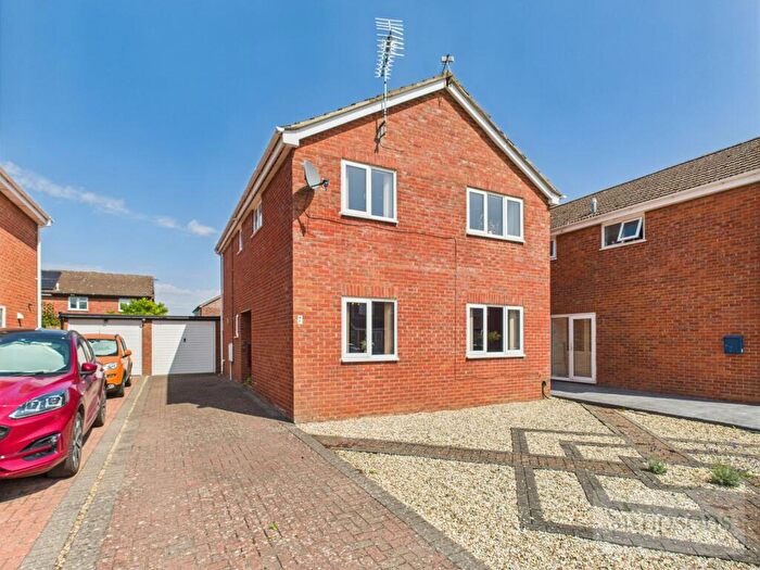 4 Bedroom Detached House For Sale In Mandarin Place, Grove, OX12
