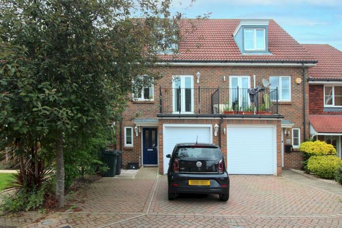 4 Bedroom Town House To Rent In Baker Crescent Dartford, DA1