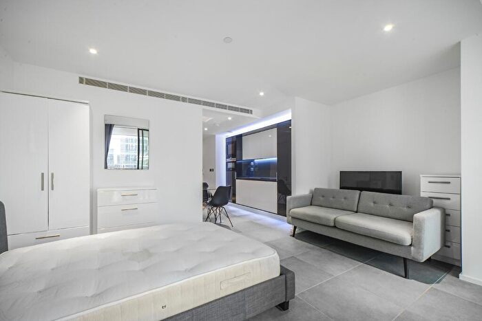 Flat To Rent In Dollar Bay Place London, E14