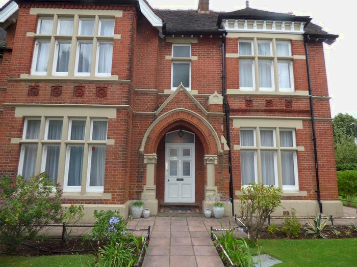 4 Bedroom Semi-Detached House To Rent In Haven Green, Ealing, London, W5