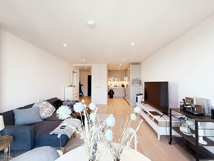1 Bedroom Flat To Rent In Hurlock Heights, Deacon Street, SE17