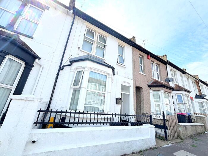 Flat For Sale In Albert Road, Southend-on-sea, SS1