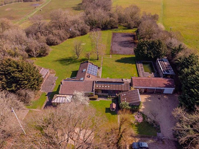 4 Bedroom Bungalow For Sale In School Road, Waltham St. Lawrence, RG10